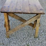 Table de ferme rustique patinée sur de lourds tréteaux