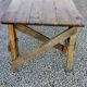 Table de ferme rustique patinée sur de lourds tréteaux
