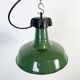 Lampe à suspension industrielle en émail vert, années 1960