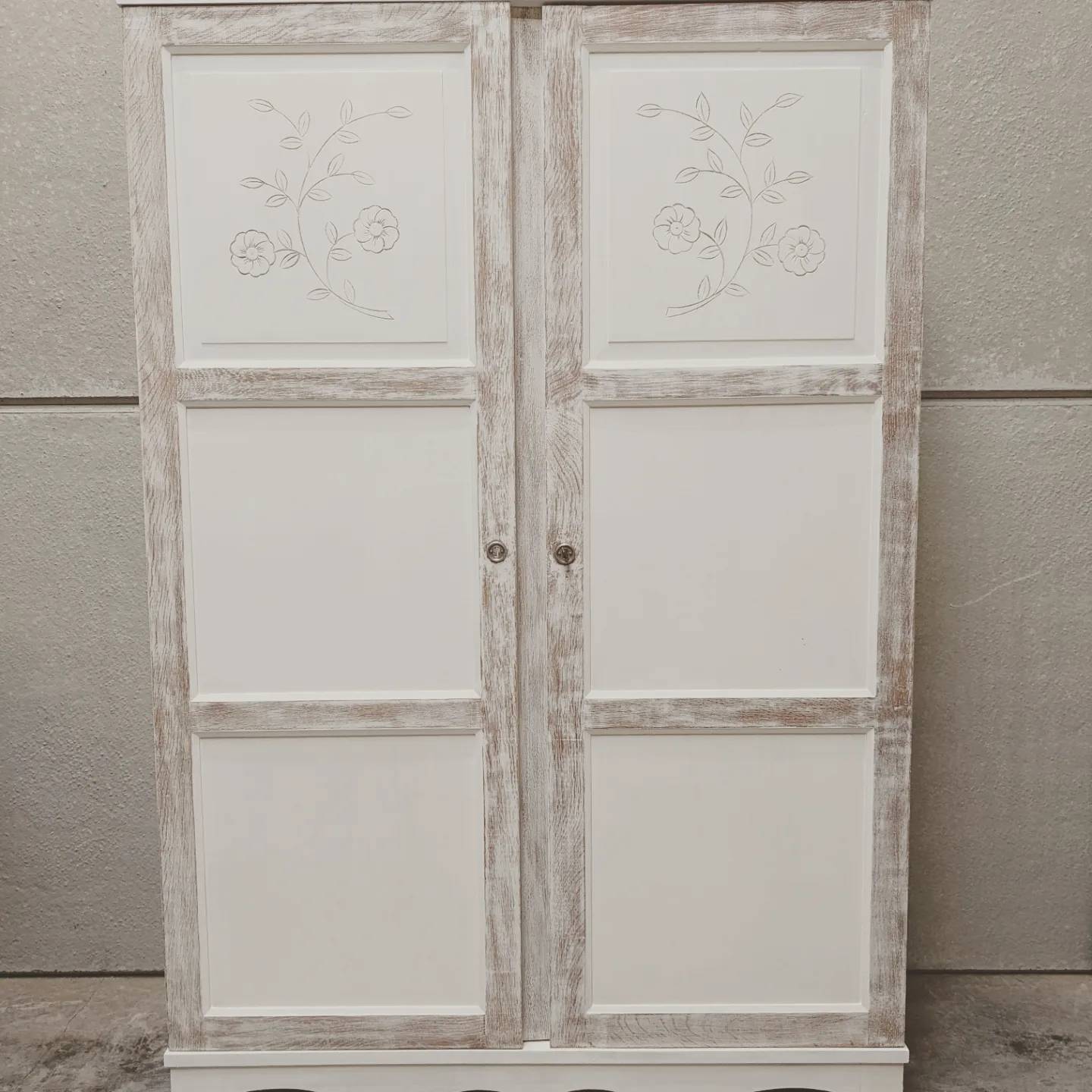 Parisian wardrobe, engraved wardrobe