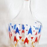 Vintage decanter and its 7 assorted glasses.