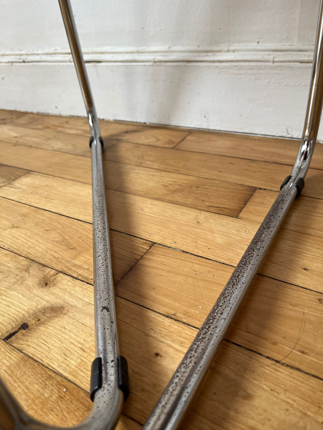 Paire de chaises vintage en métal et cuir