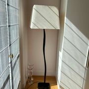 Paire de lampadaires en métal noir martelé et abat-jour blanc
