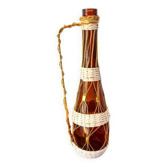 grande bouteille en scoubidou blanc, verre ambré et laiton années 70