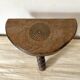 Tabouret tripode en bois sculpté, assise demi lune