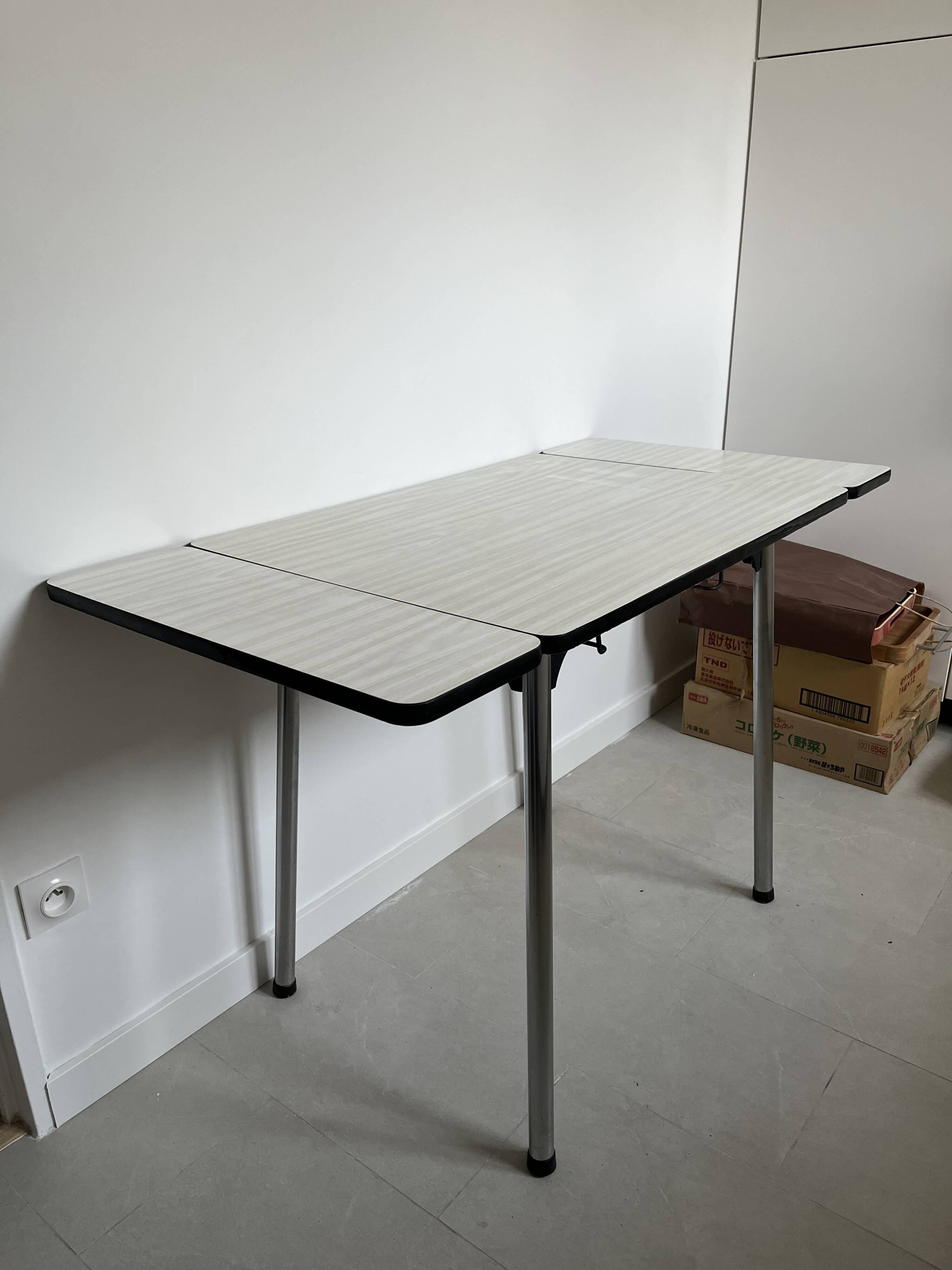 Table extensible en Formica blanche