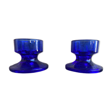 Paire de bougeoirs en verre moulé bleu cobalt