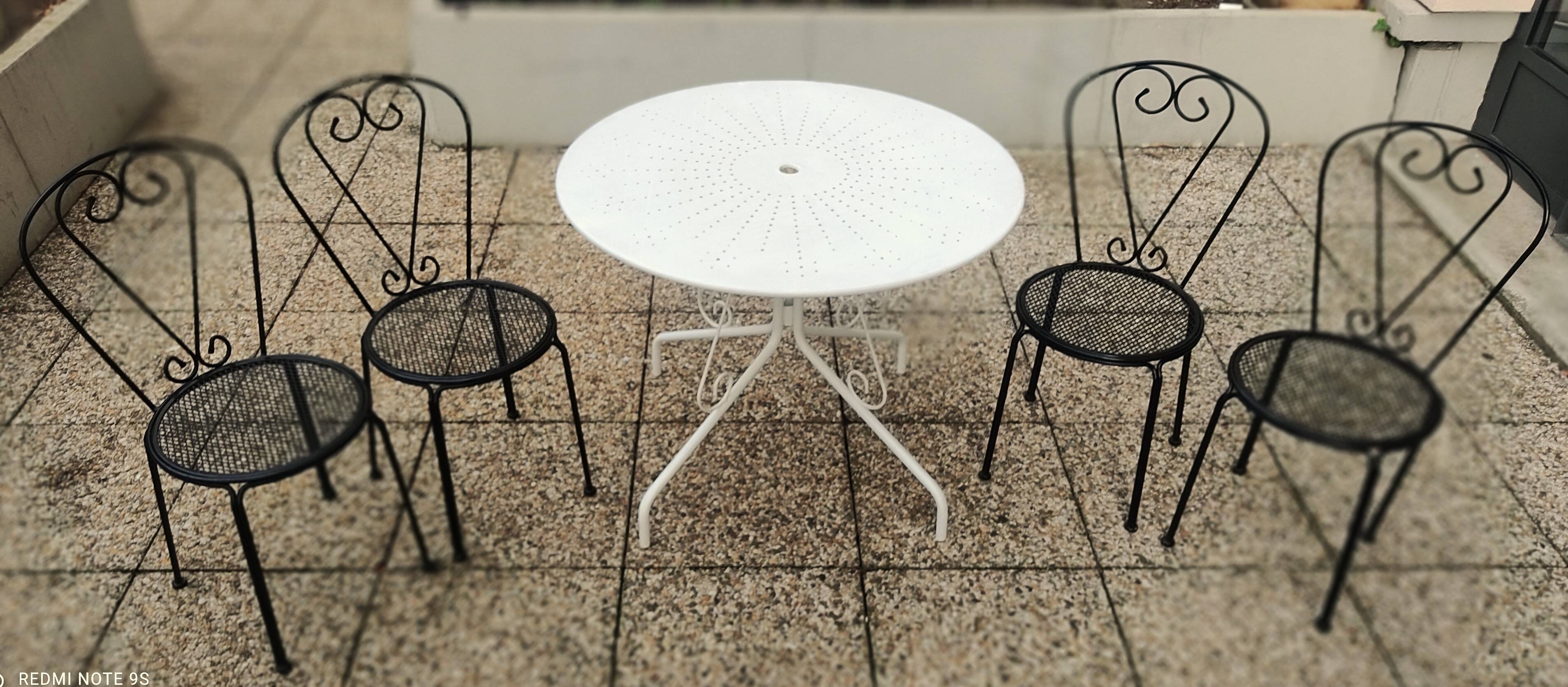 Salon de jardin, Table ronde blanche en fer forgé. et 4 chaises en acier lourd, noire d’origine