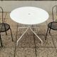 Salon de jardin, Table ronde blanche en fer forgé. et 4 chaises en acier lourd, noire d’origine