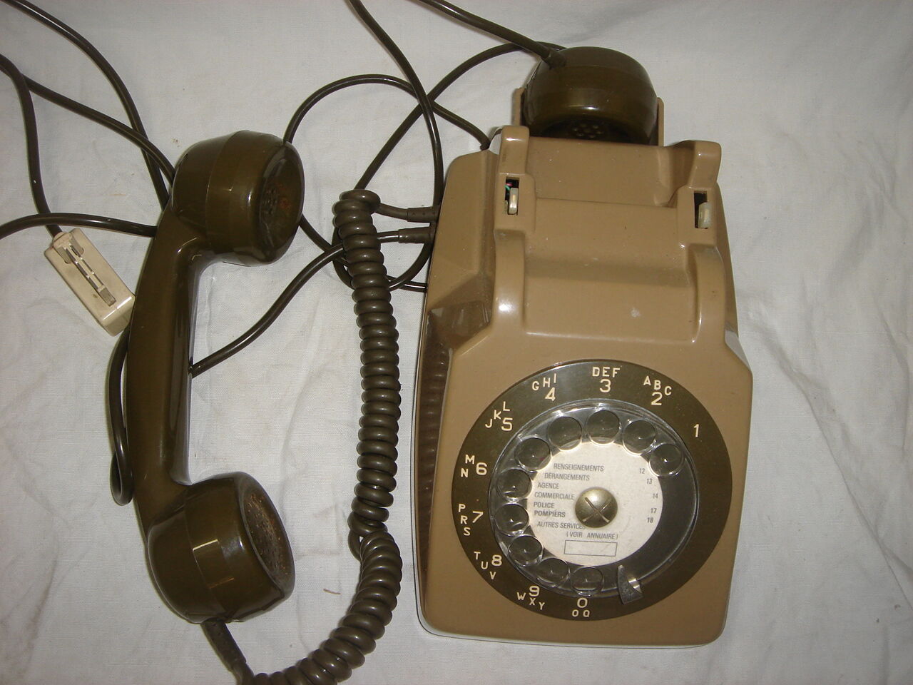 Ancien téléphone ptt à cadran, gris et vert de 1970