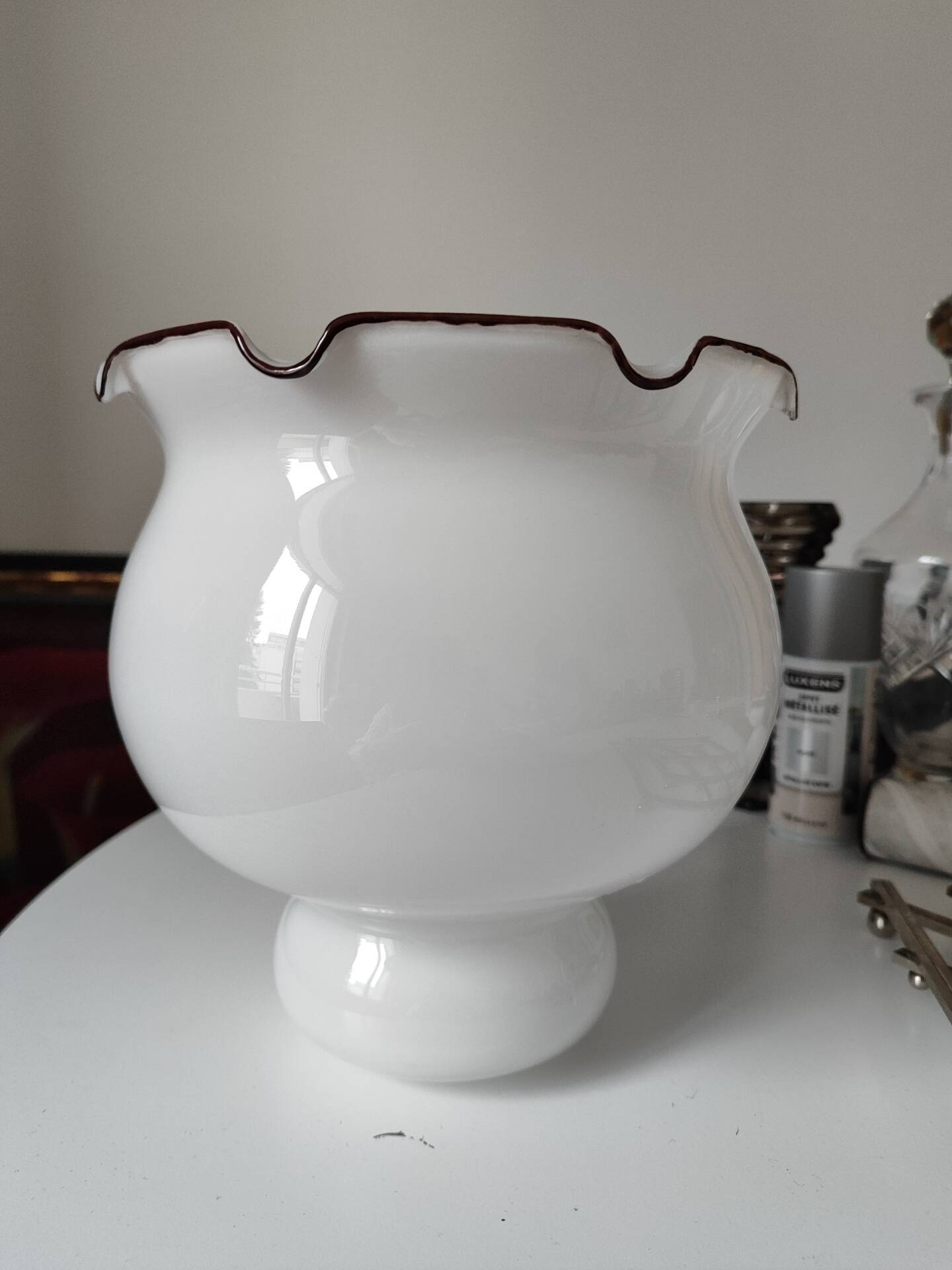 Abat jour opaline blanche et liseré marron