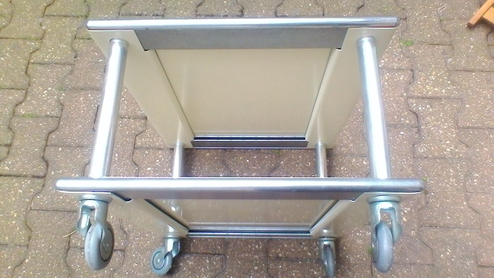 Design coffee table on wheels