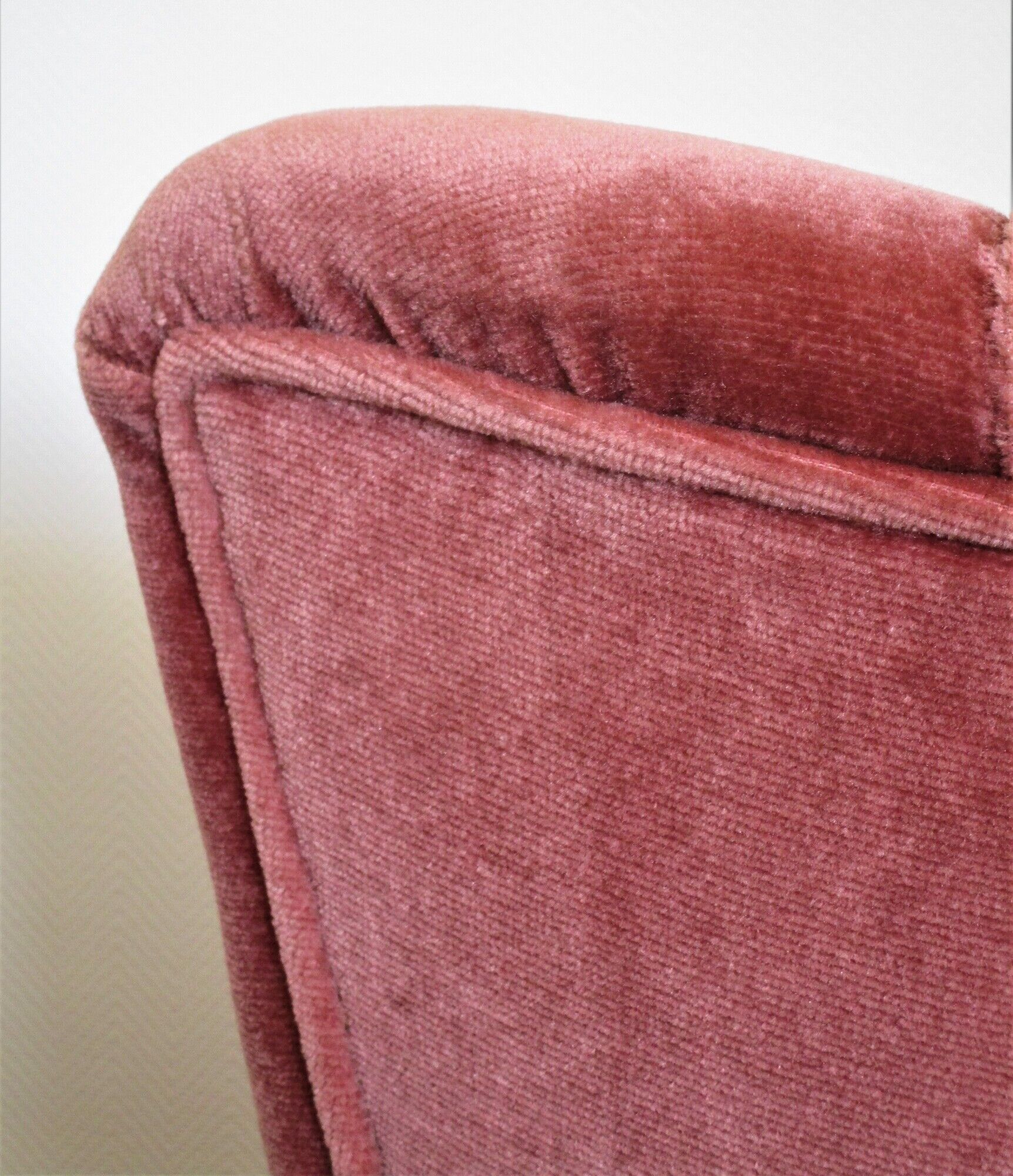 Fauteuil velours rose poudré chauffeuse style napoléon iii vintage