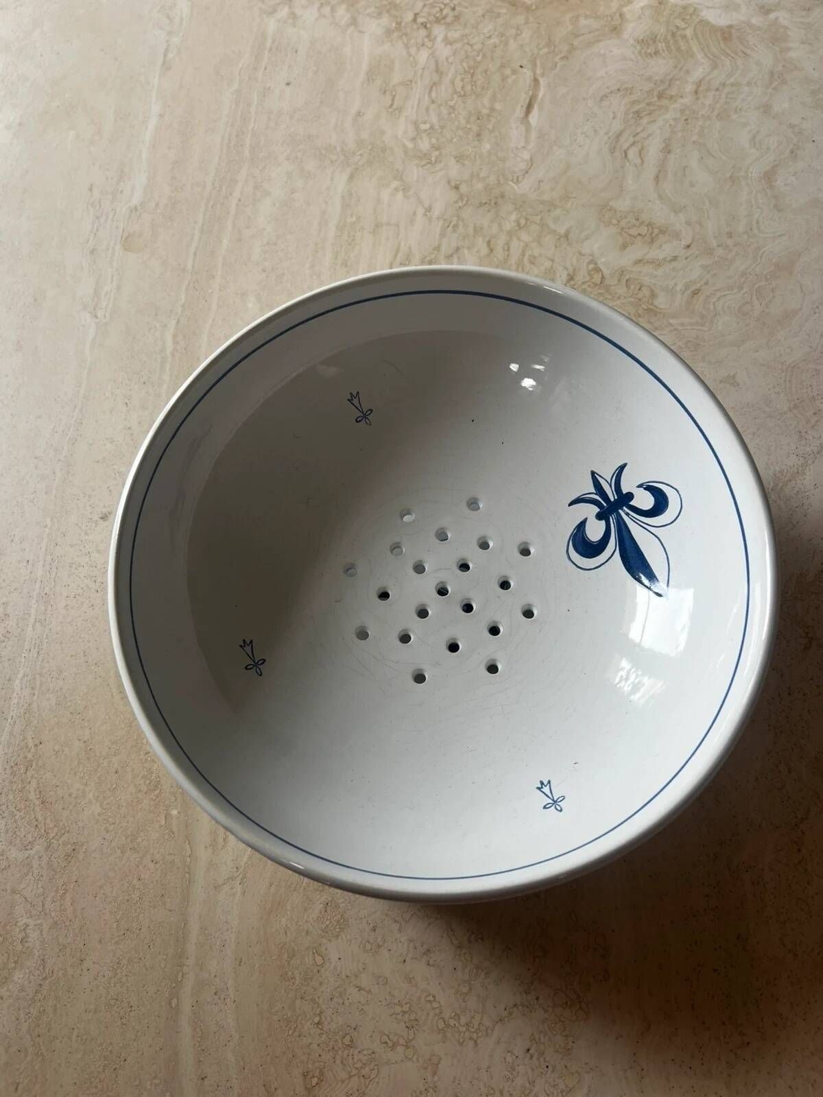 Fruit strainer in earthenware, Pornic, lily flower design.