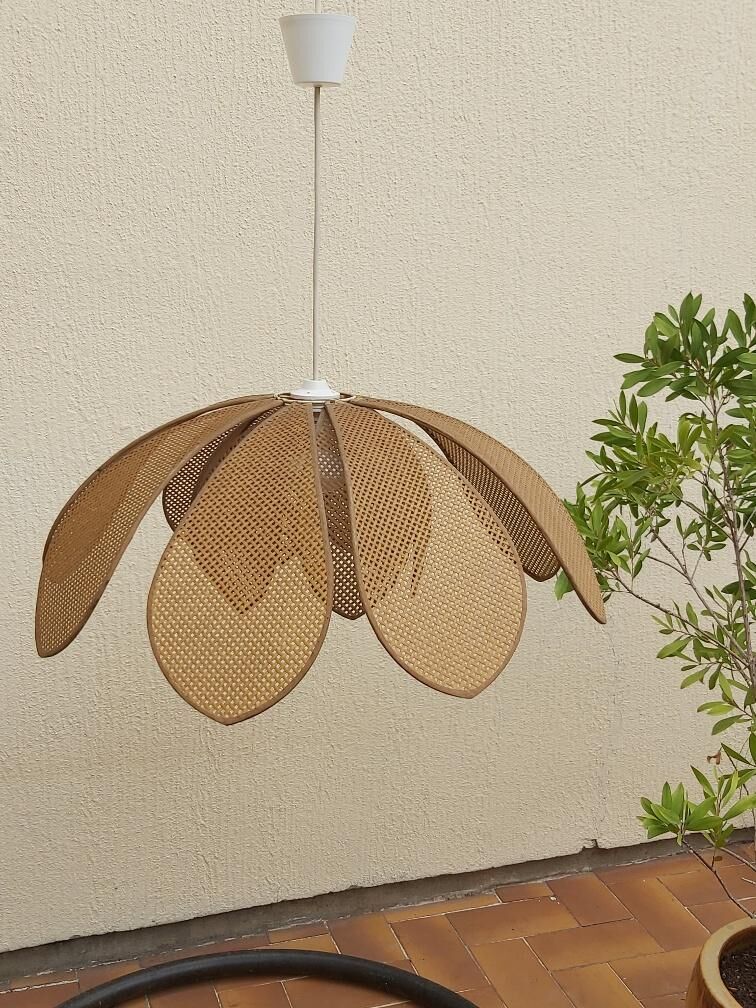 Lotus flower suspension in vintage cannage