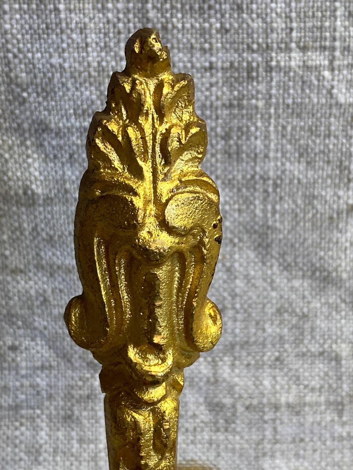 Patère en bronze doré