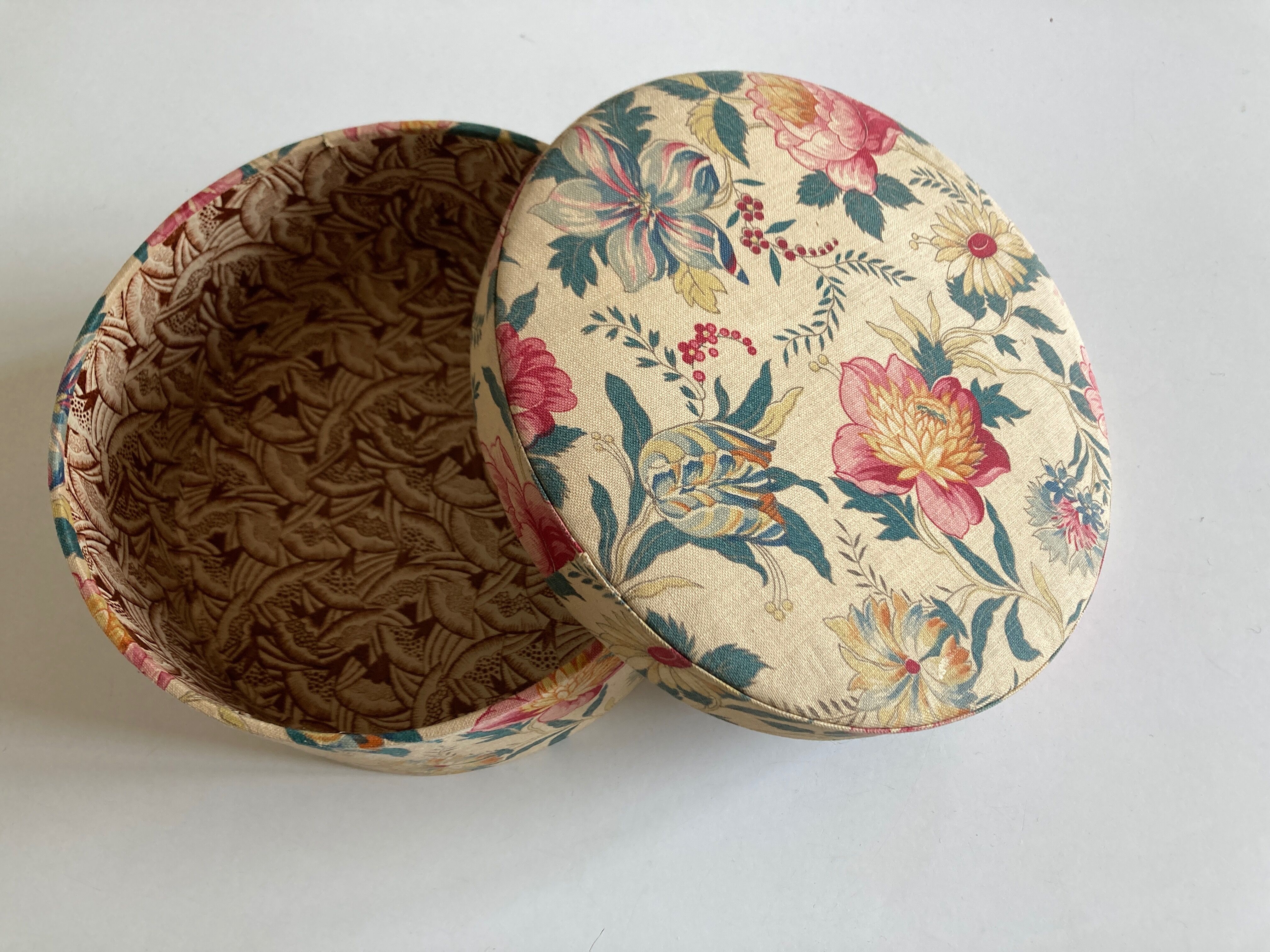 Le Bon Marché box in art deco floral fabric 1930