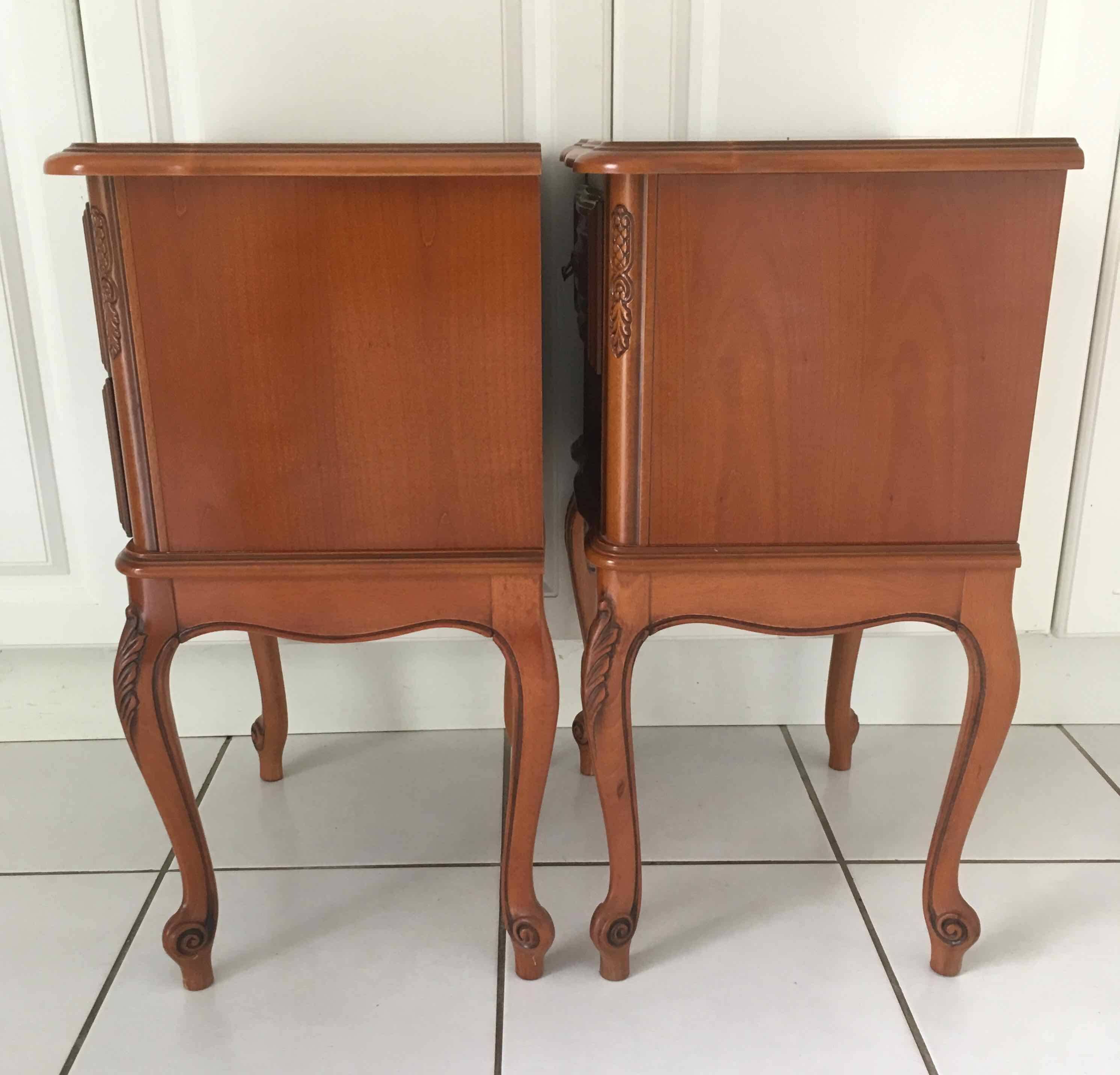 2 Louis XV style bedside tables with drawers and cabriole legs, 1960