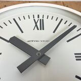 Horloge murale industrielle soviétique blanche d’usine de bakélite de Strela, années 1980