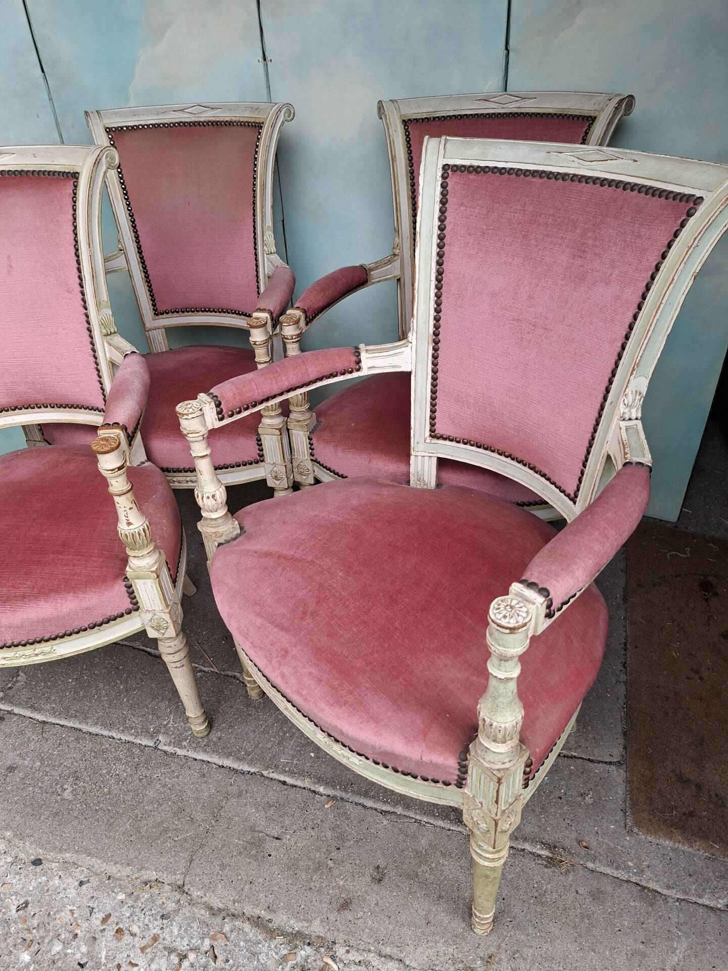 4 fauteuils Directoire en velours rose