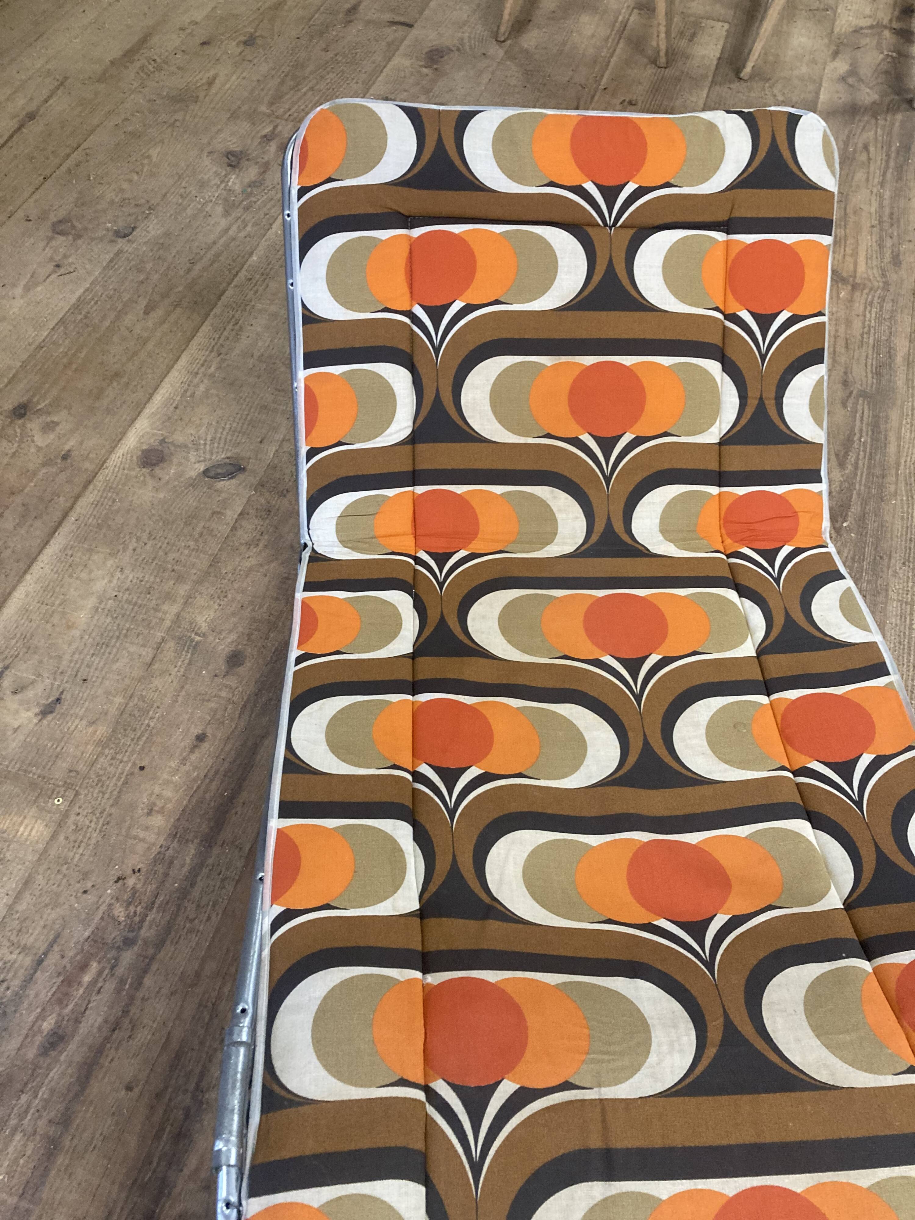 1970 orange pattern / chaise longue / vintage camp bed in metal and fabric