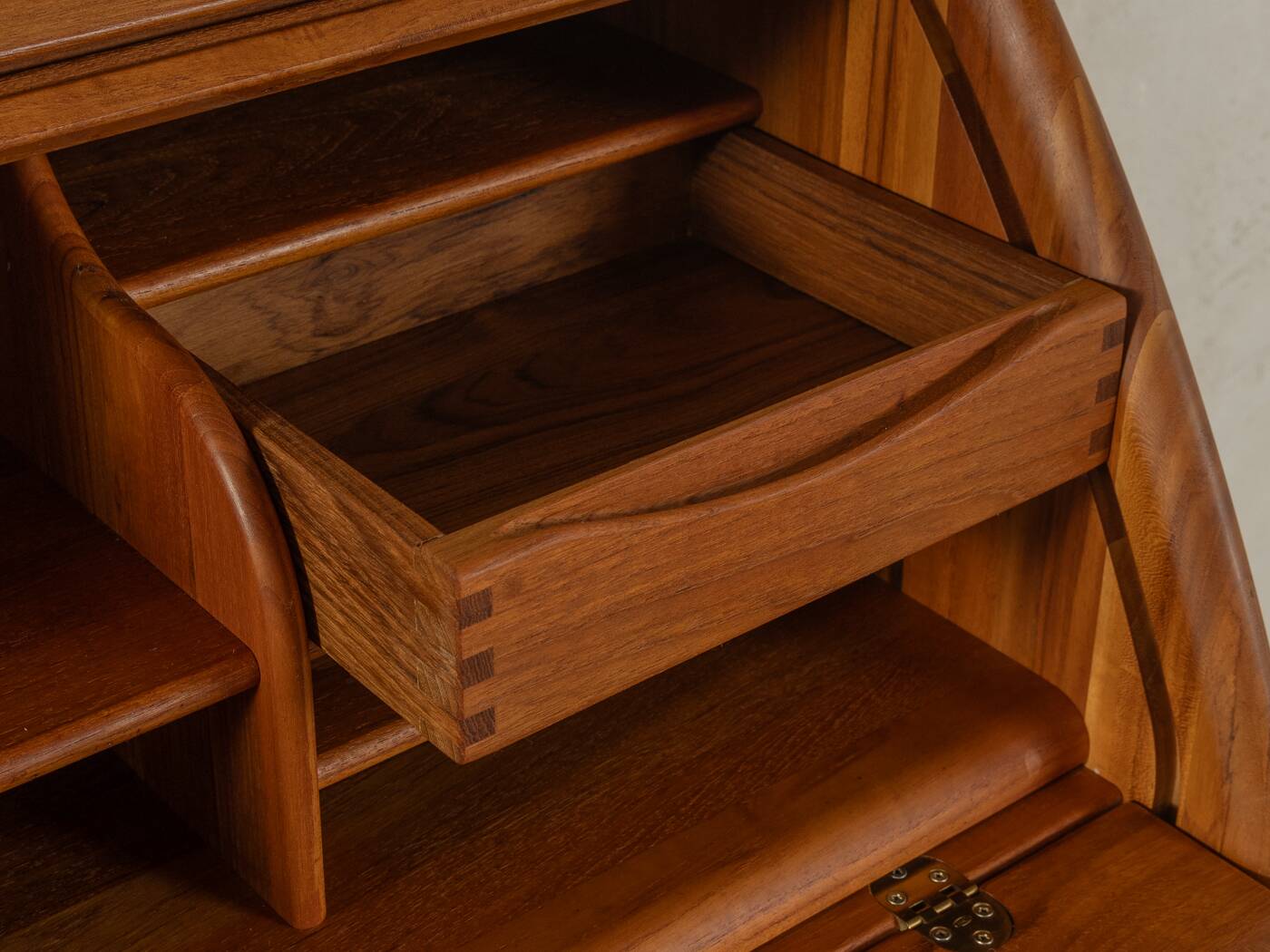 1980s Bureau, Ansager