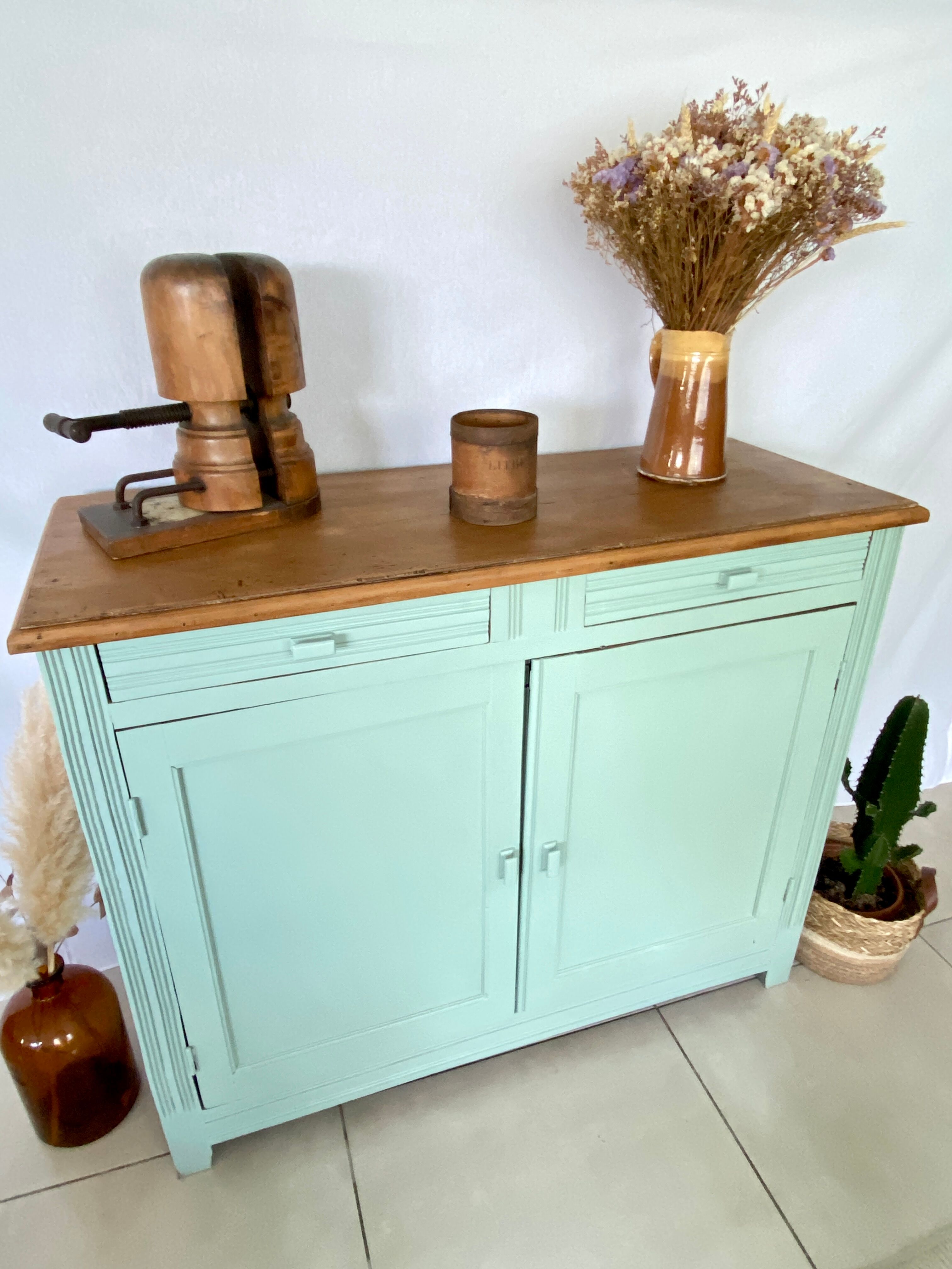 Green Parisian buffet mint