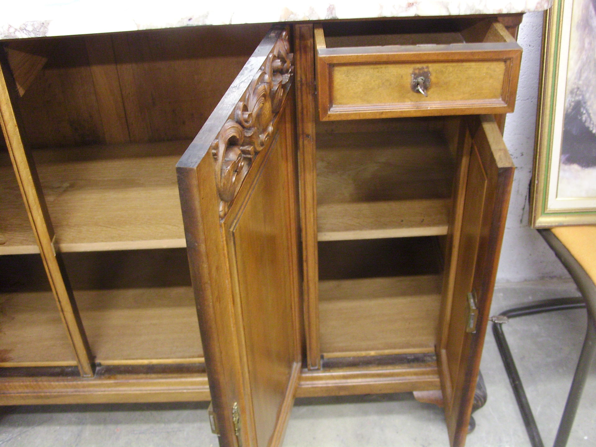 Buffet / Carved Wooden Vaisselier with Mirror and Marble
