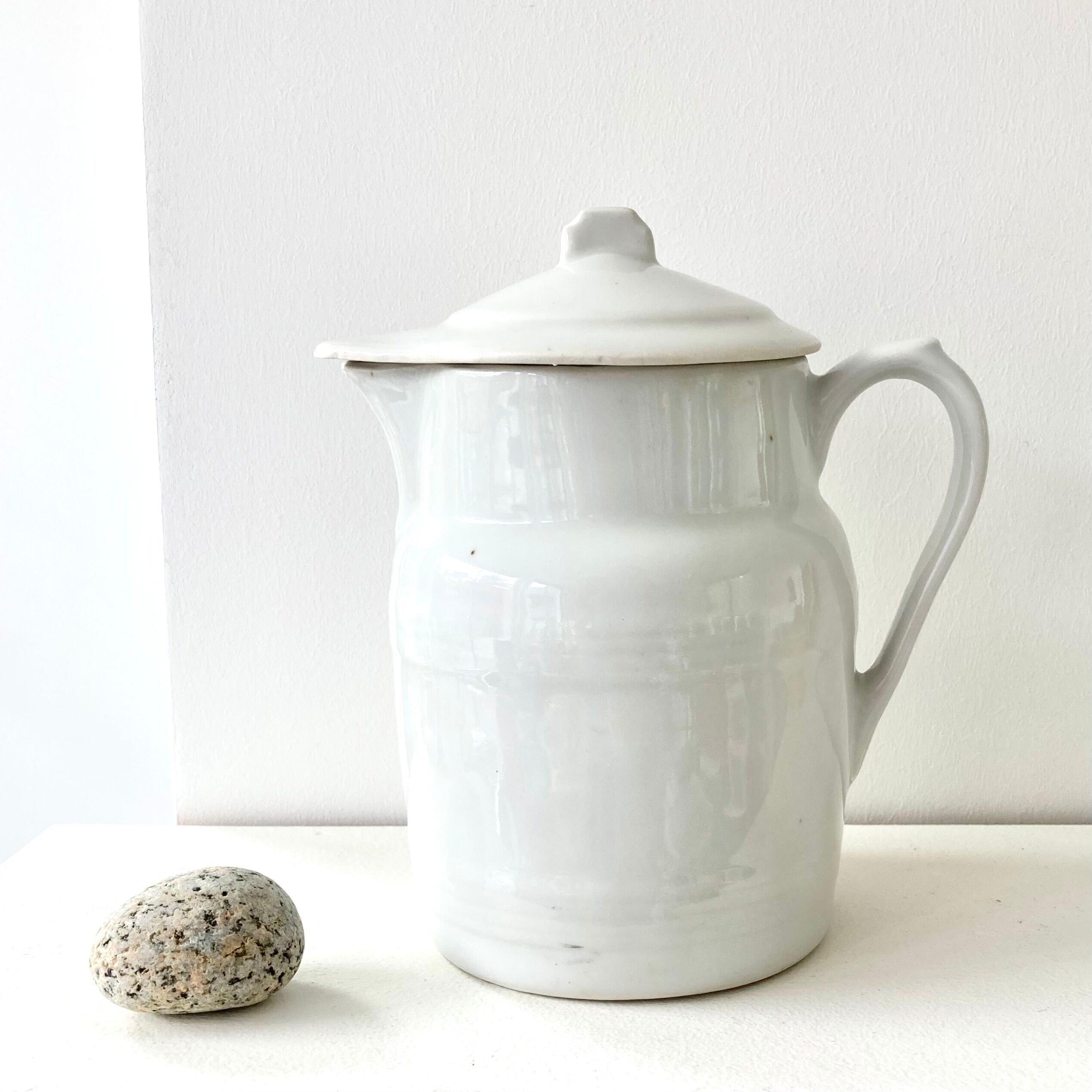 Pitcher covered porcelain Grigny XIXth stamped P.Precious