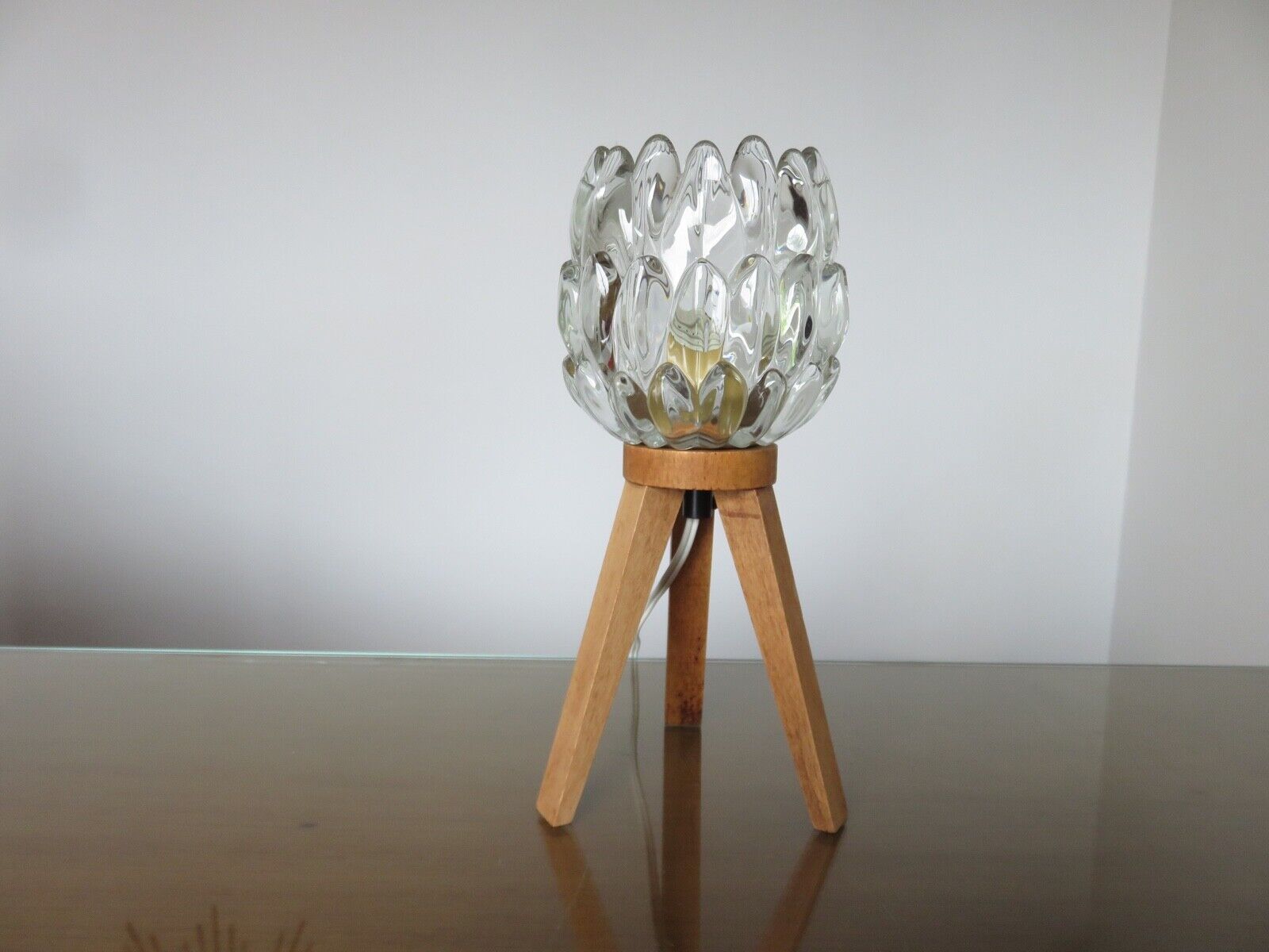 Tripod lamp in wood and glass J.T. Kalmar 1970 Austria