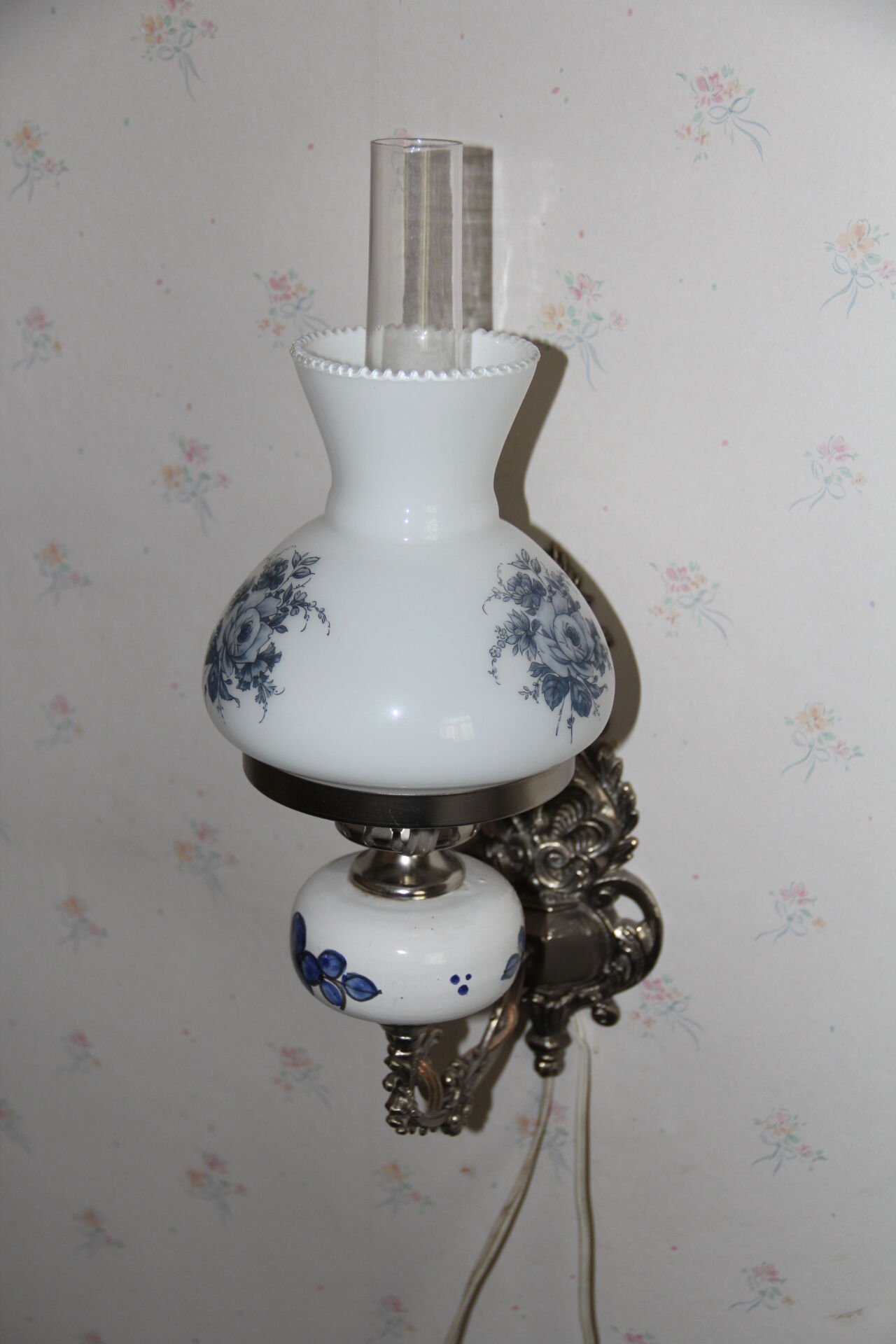Bedside lamp with wall mounting and floral décor