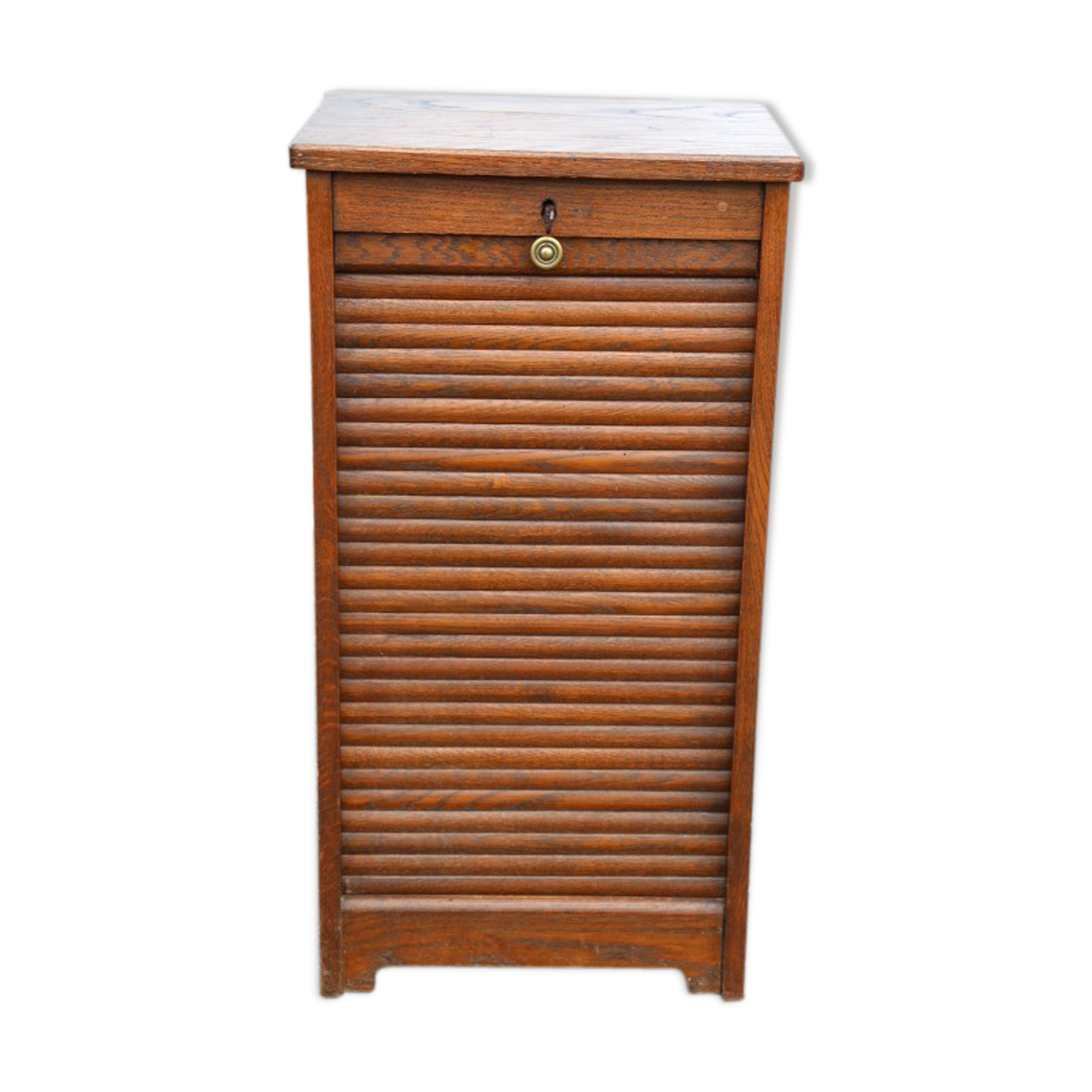 Dark single curtain cabinet