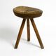 Tabouret en bois massif à trois pieds, sculpté à la main des années 1900, avec une patine fantastique.