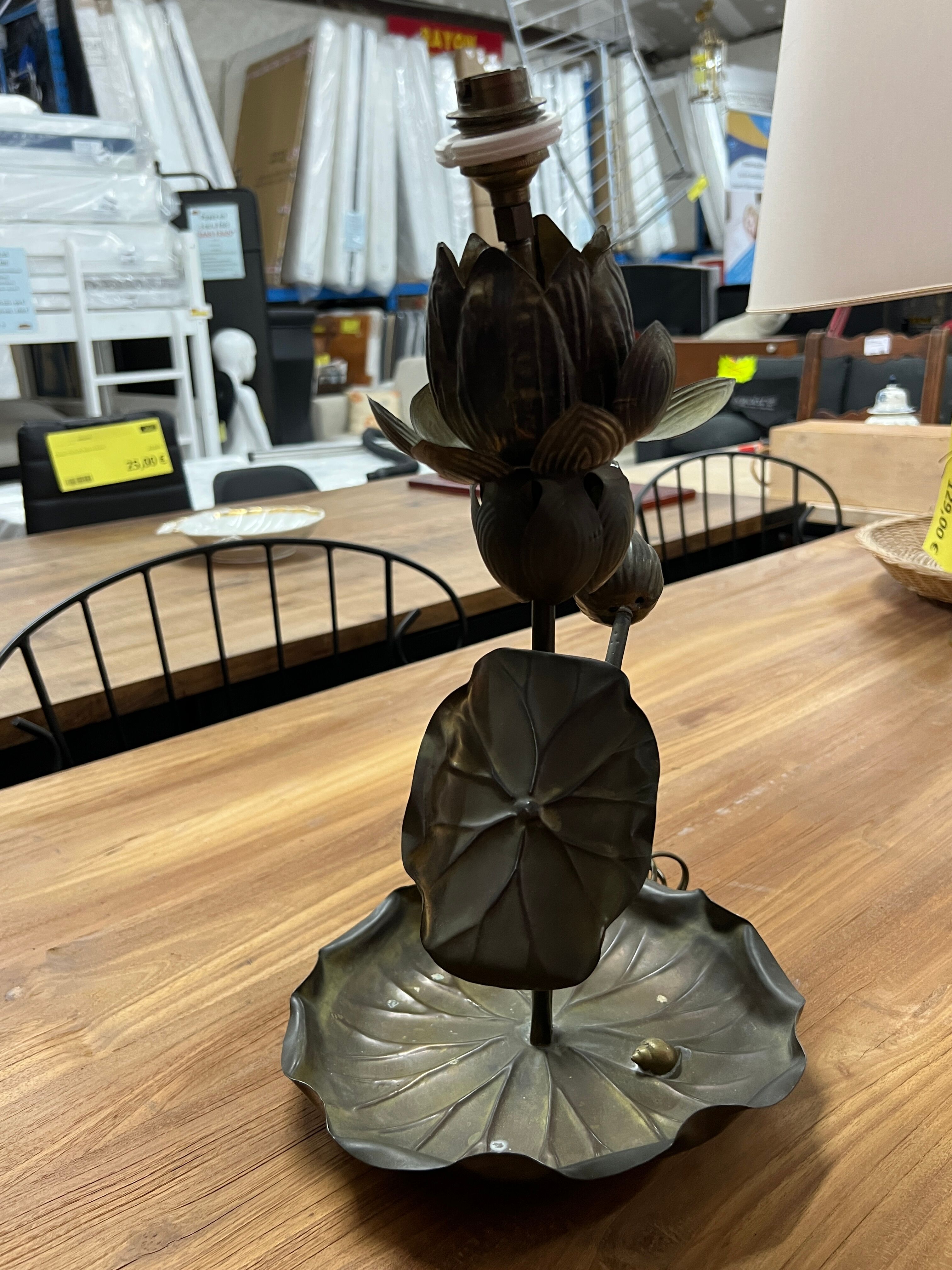 Pied de lampe nénuphar en laiton vintage