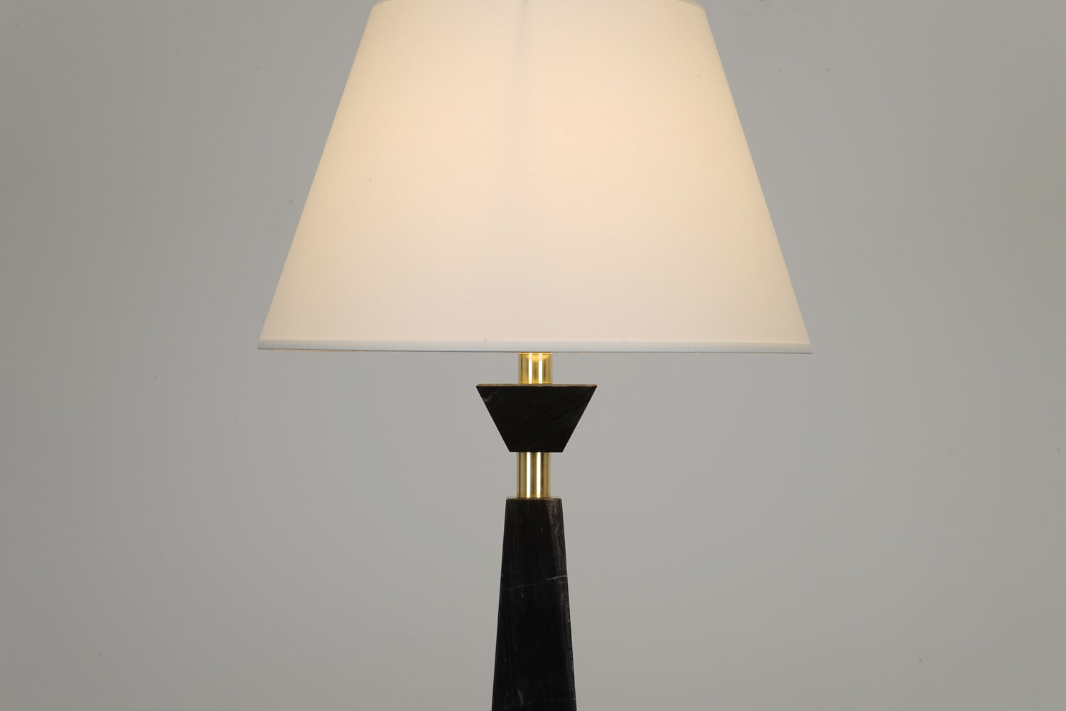 Lampe postmoderne en marbre et laiton circa 1980
