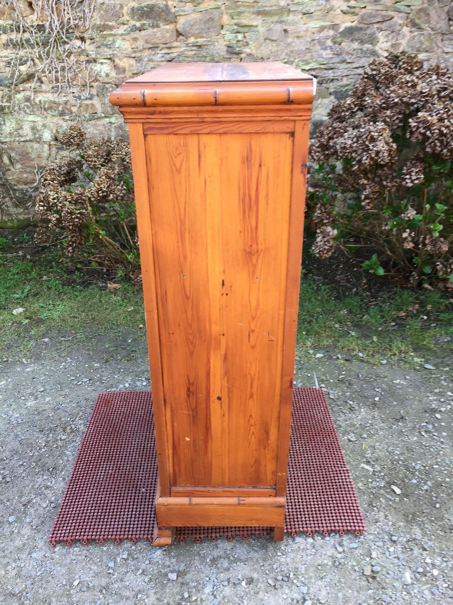 Armoire vintage en pitchpin et bambou d’époque 1900