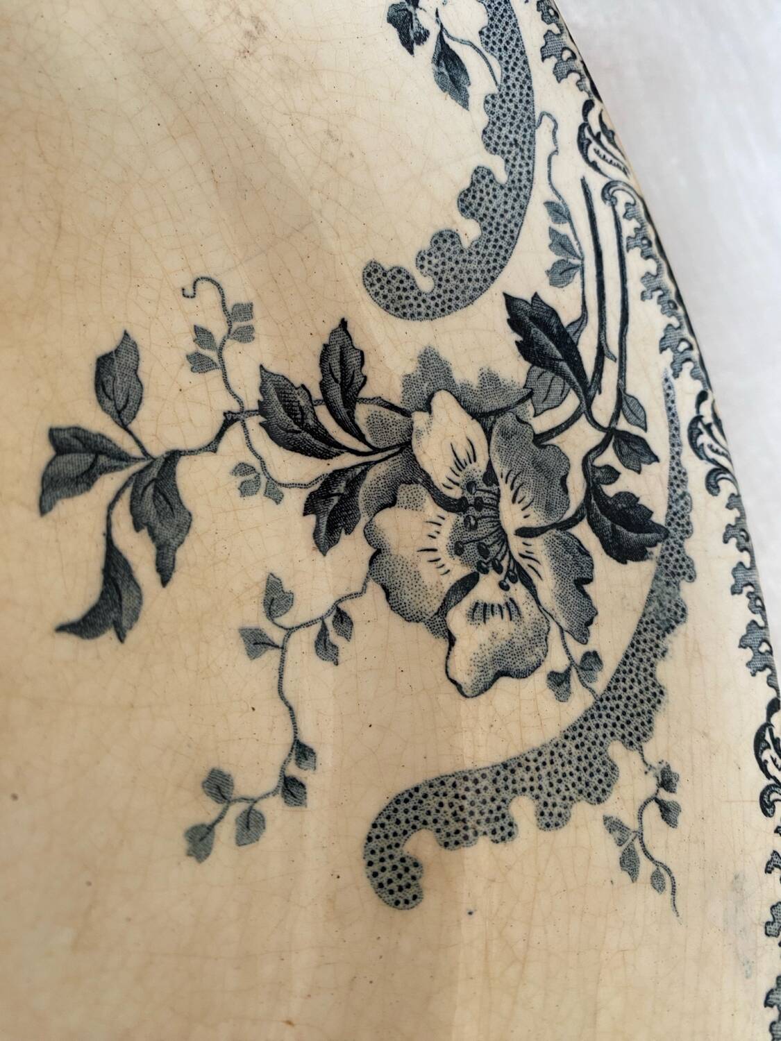 Round iron earth dish