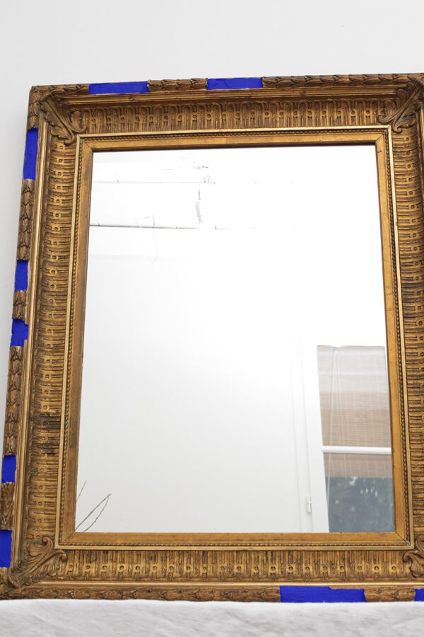 Miroir ancien doré à la feuille et bleu roi vif