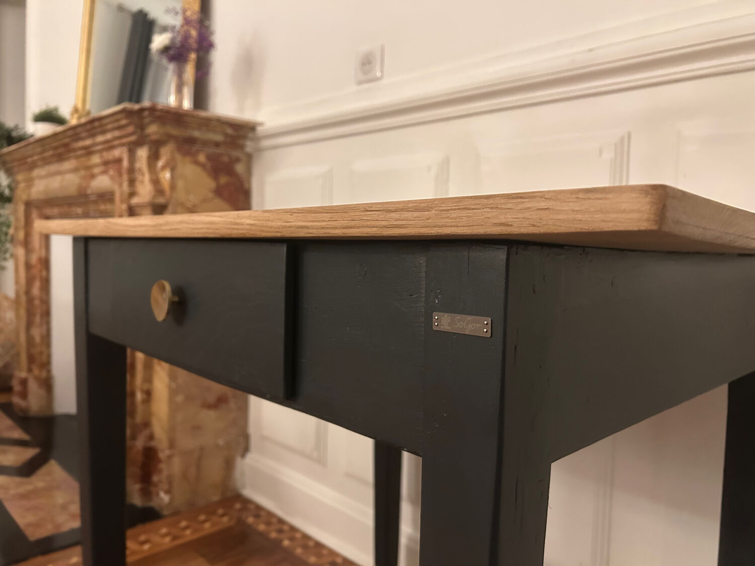 Bureau vintage rénové avec plateau en chêne massif.