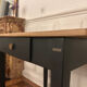 Bureau vintage rénové avec plateau en chêne massif.