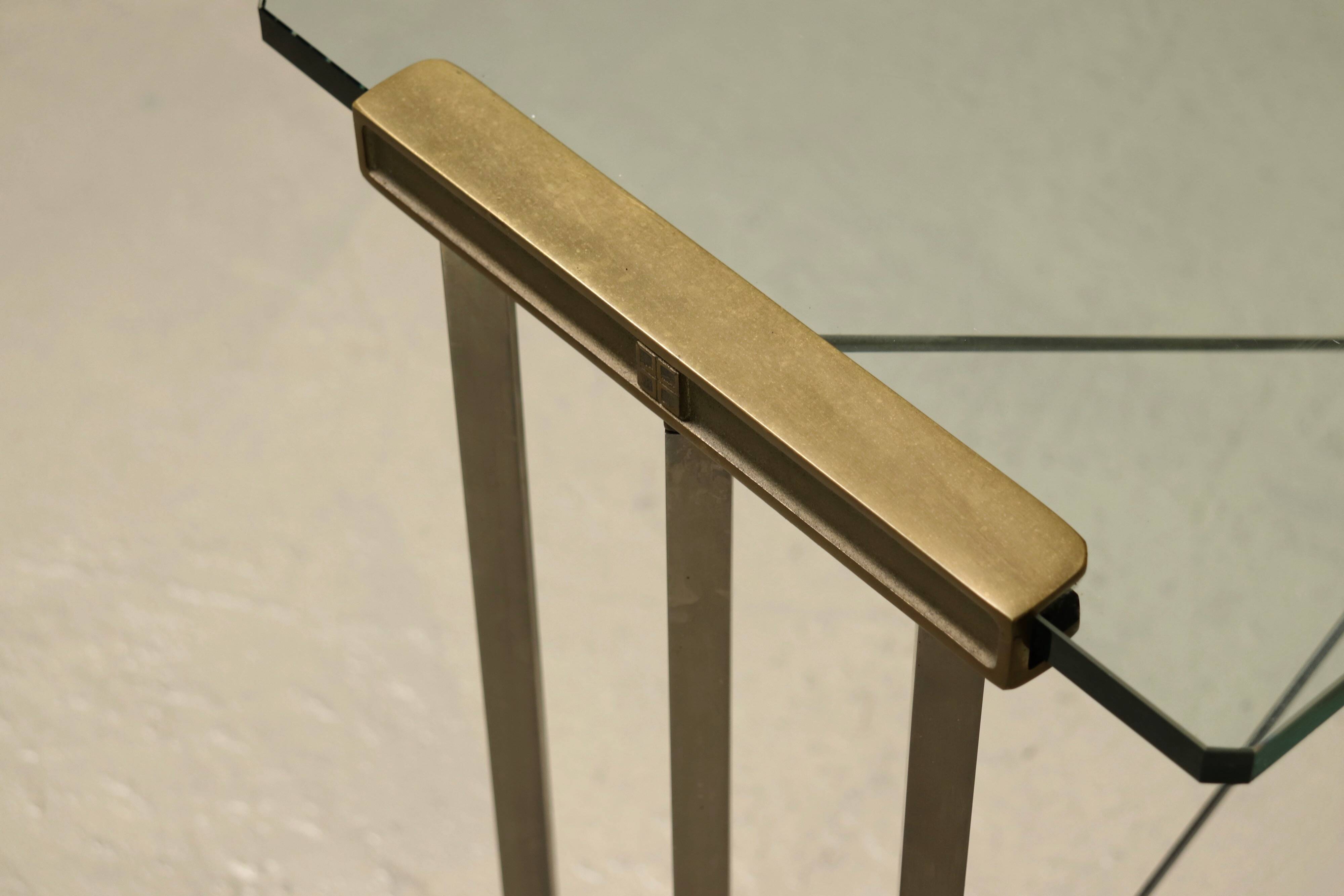 Table console en laiton, plateau en verre par Peter Ghyczy, années 1970
