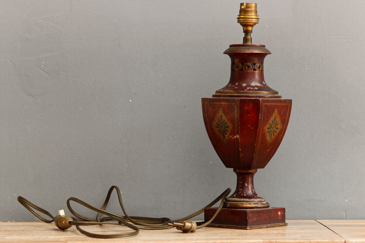 Pied de lampe en tôle peinte