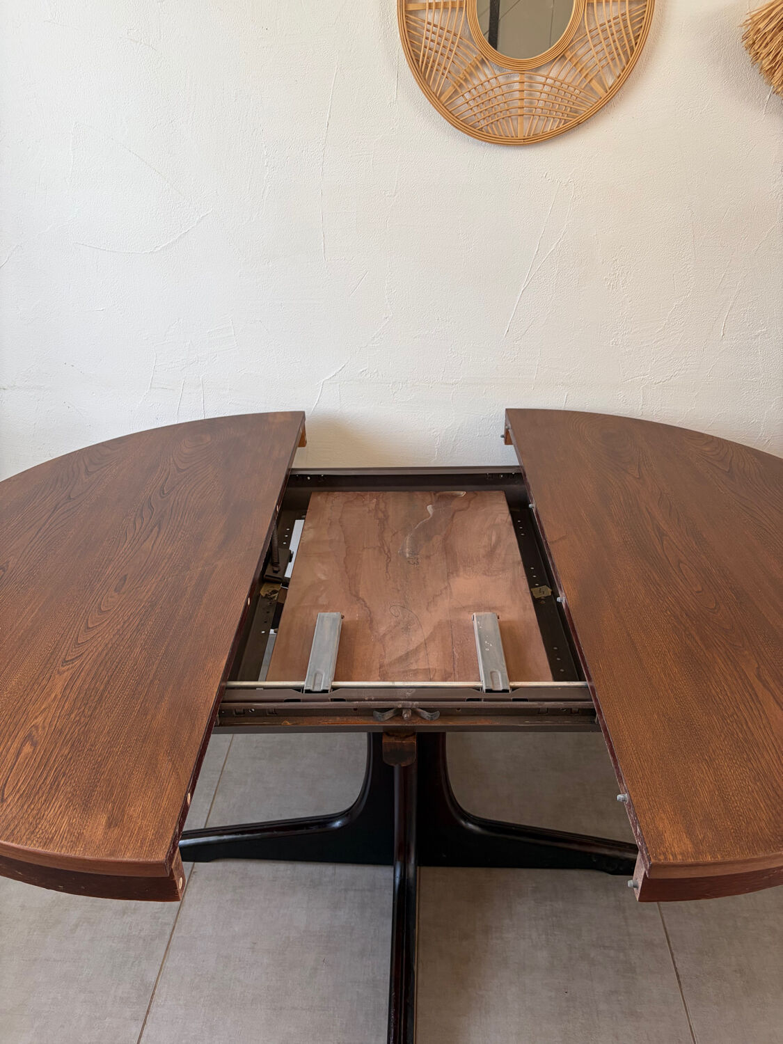 Vintage extendable Baumann round table