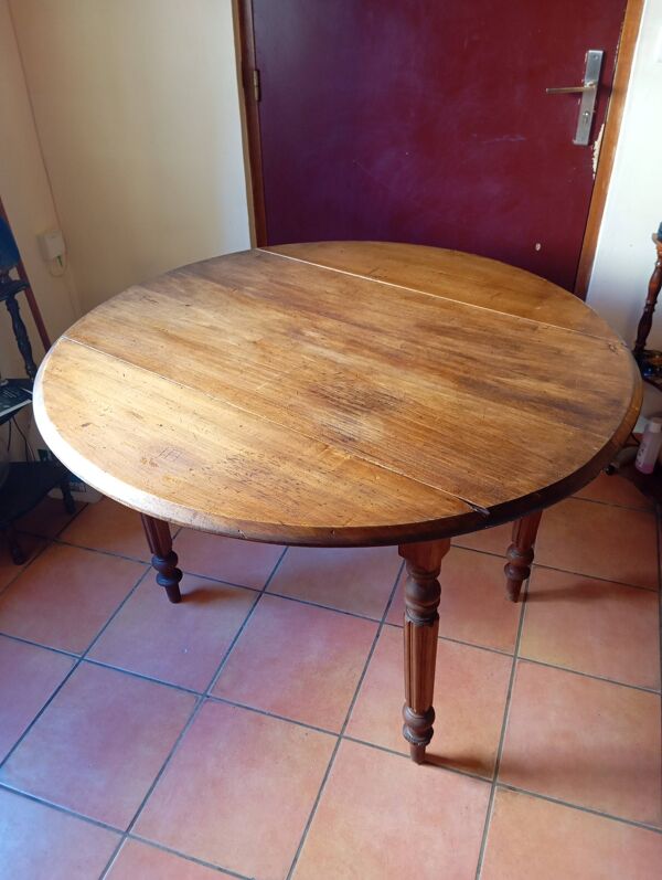 Table ronde en noyer a abattants - style louis philippe