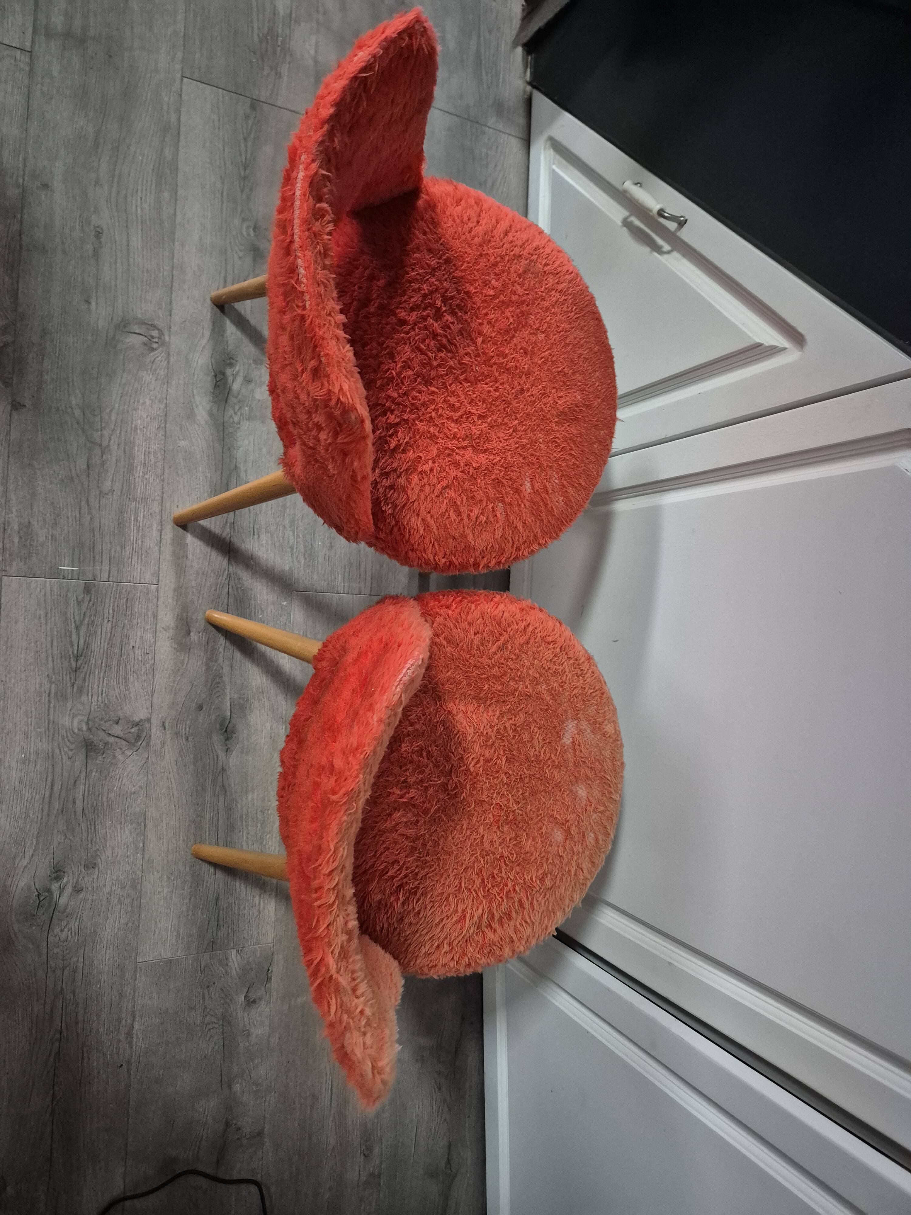 lot de 2 chaises fauteuil vintage en moumoute rouge usé