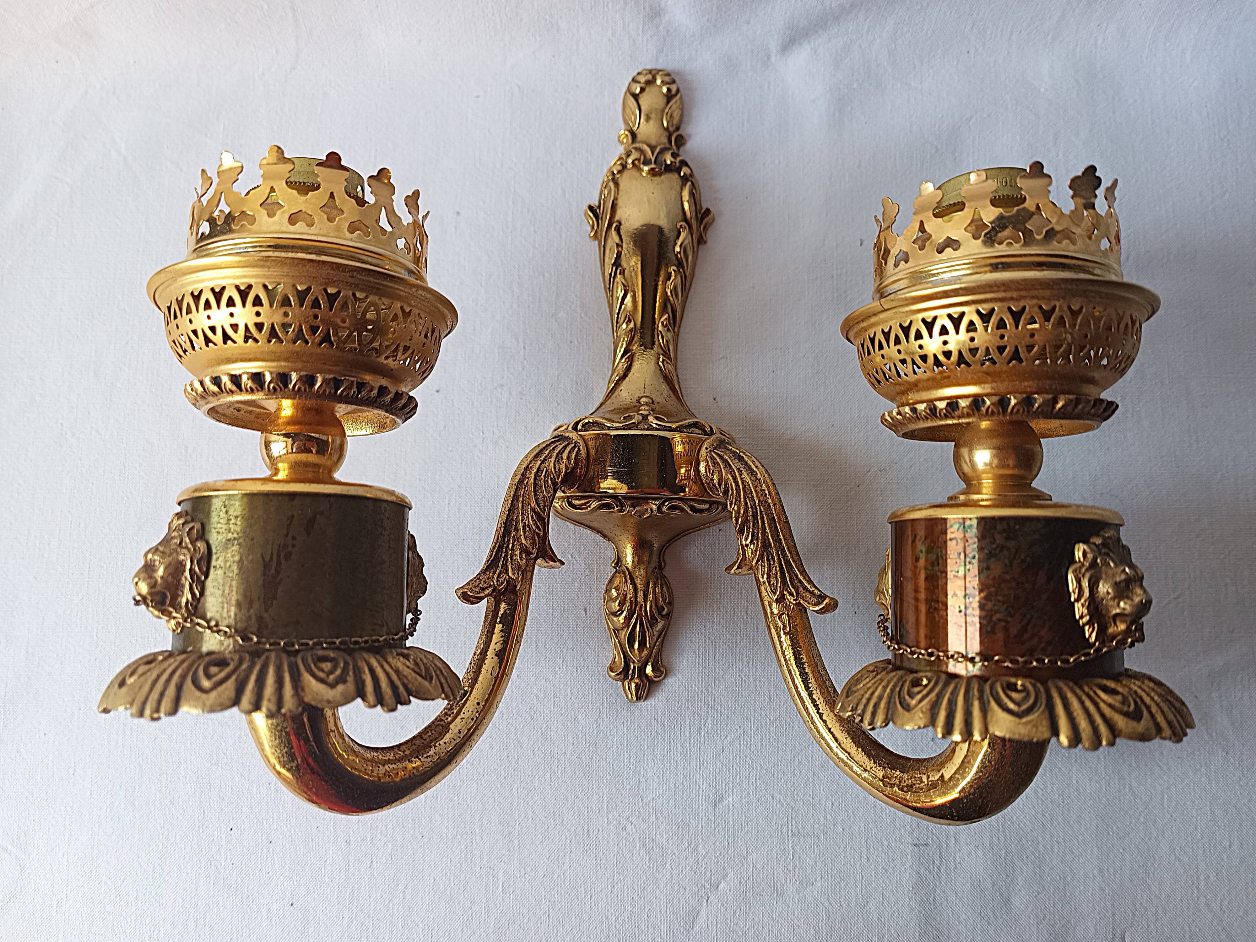 Wall lamp in gilded bronze with a lion's head and engraved globe.