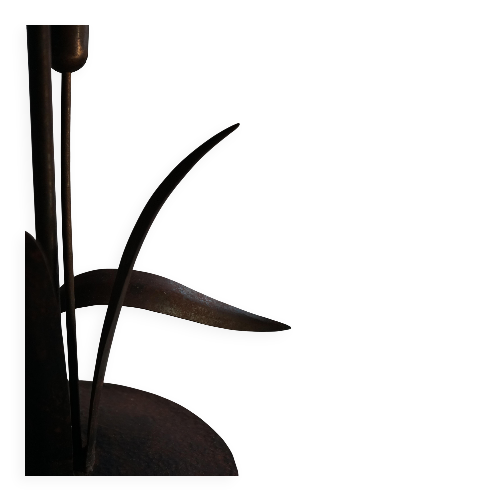 Handcrafted table lamp in wrought iron, organic shape, mid-20th century, 1940s.