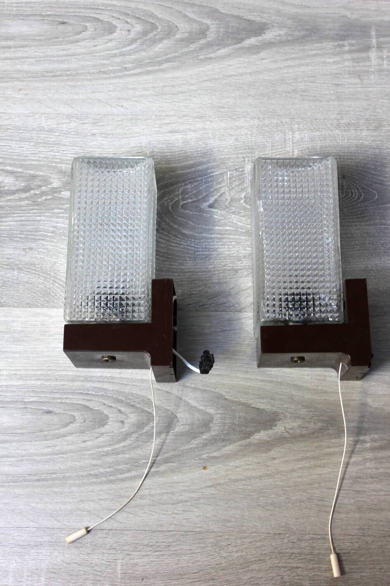 Pair of vintage wall sconces with etched glass and pull switch from the 1970s.