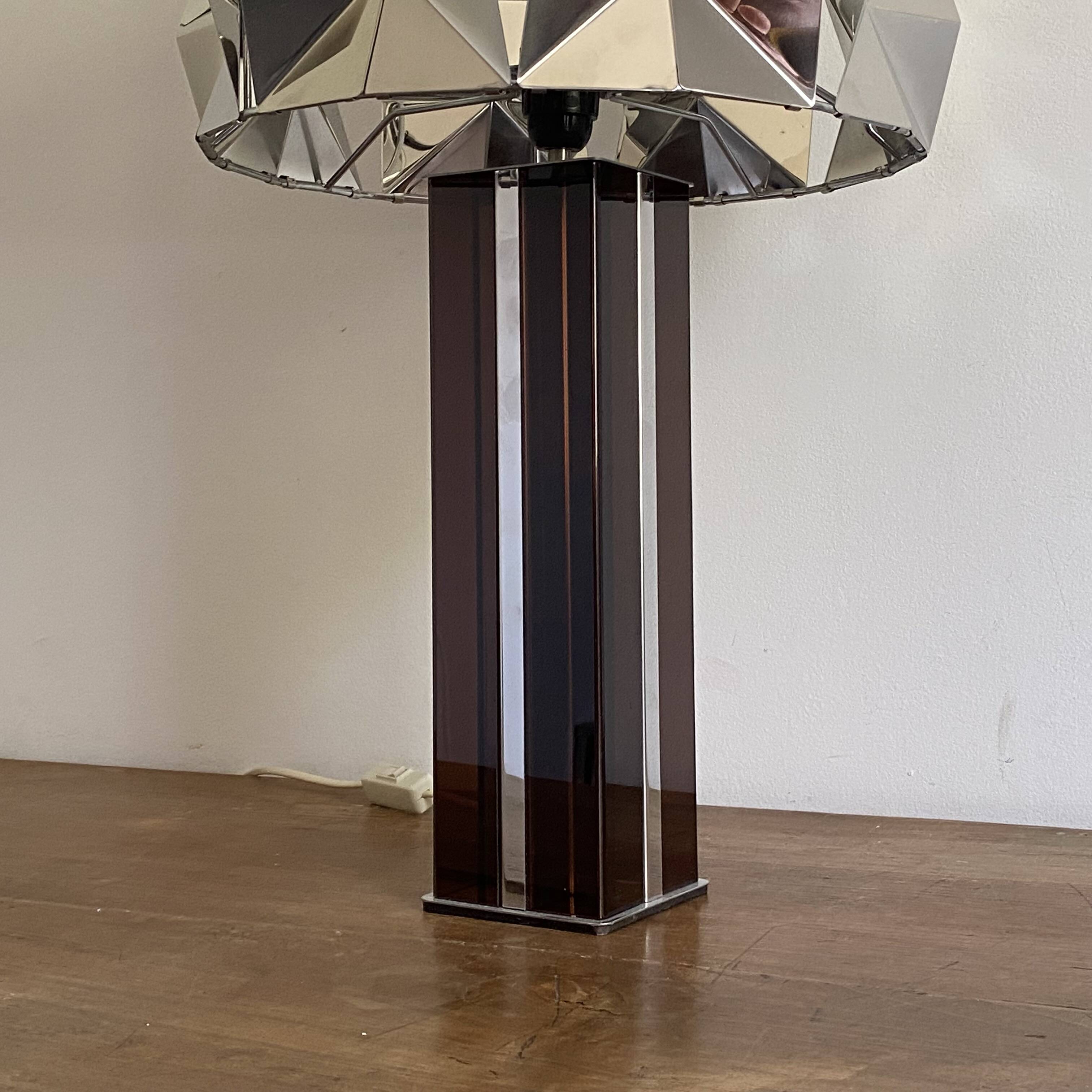 Lampe cinétique. 1970. Plexiglas fumé. Space age.
