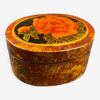 Oval lacquered wooden box with floral decoration China